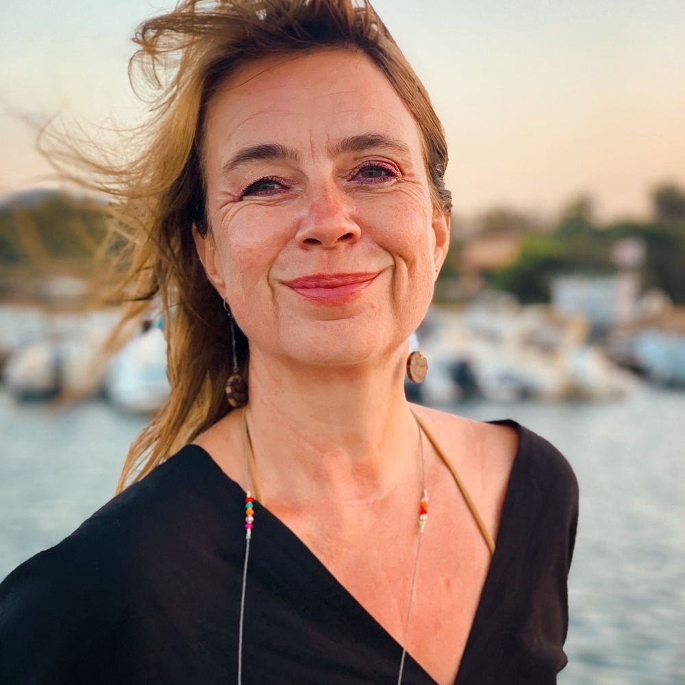 Elke Bayer smiling at the harbour